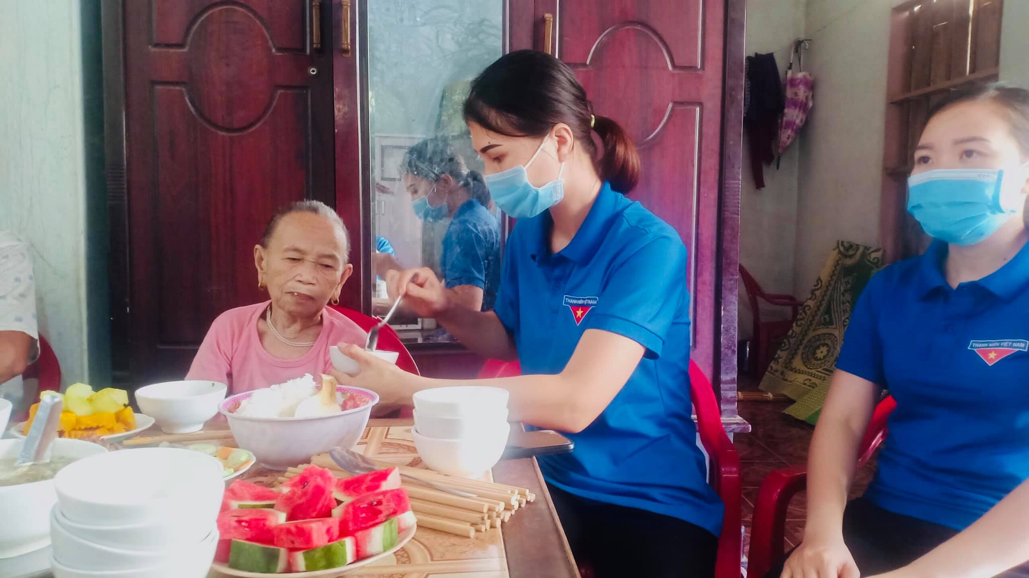 Nghĩa tình “bữa cơm tri ân”